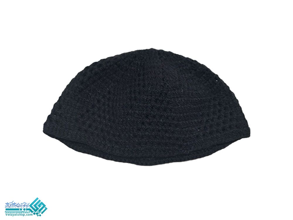 1793 نوعی از کلاه نازک که نوعاً در زیر کلاه بر سر گذارند. (ناظم الاطباء). نوعی کلاه از پارچه یا منسوج نازک که در زیر کلاه یا عمامه و رکن گذارند و یا به تنهایی در خانه به سر نهند. (فرهنگ فارسی معین ). کلاهی از جامه ٔ تنک که پیش از این کسبه و آخوندها زیر کلاه یا عمامه می پوشیدند. (یادداشت مرحوم دهخدا). عرقیة. عراقیة. طاقیة. شب کلاه . کله پوش . نوعی کلاه بی لبه از پارچه ٔ نازک یا بافته که فقط قسمتی از فرق سر را پوشاند :